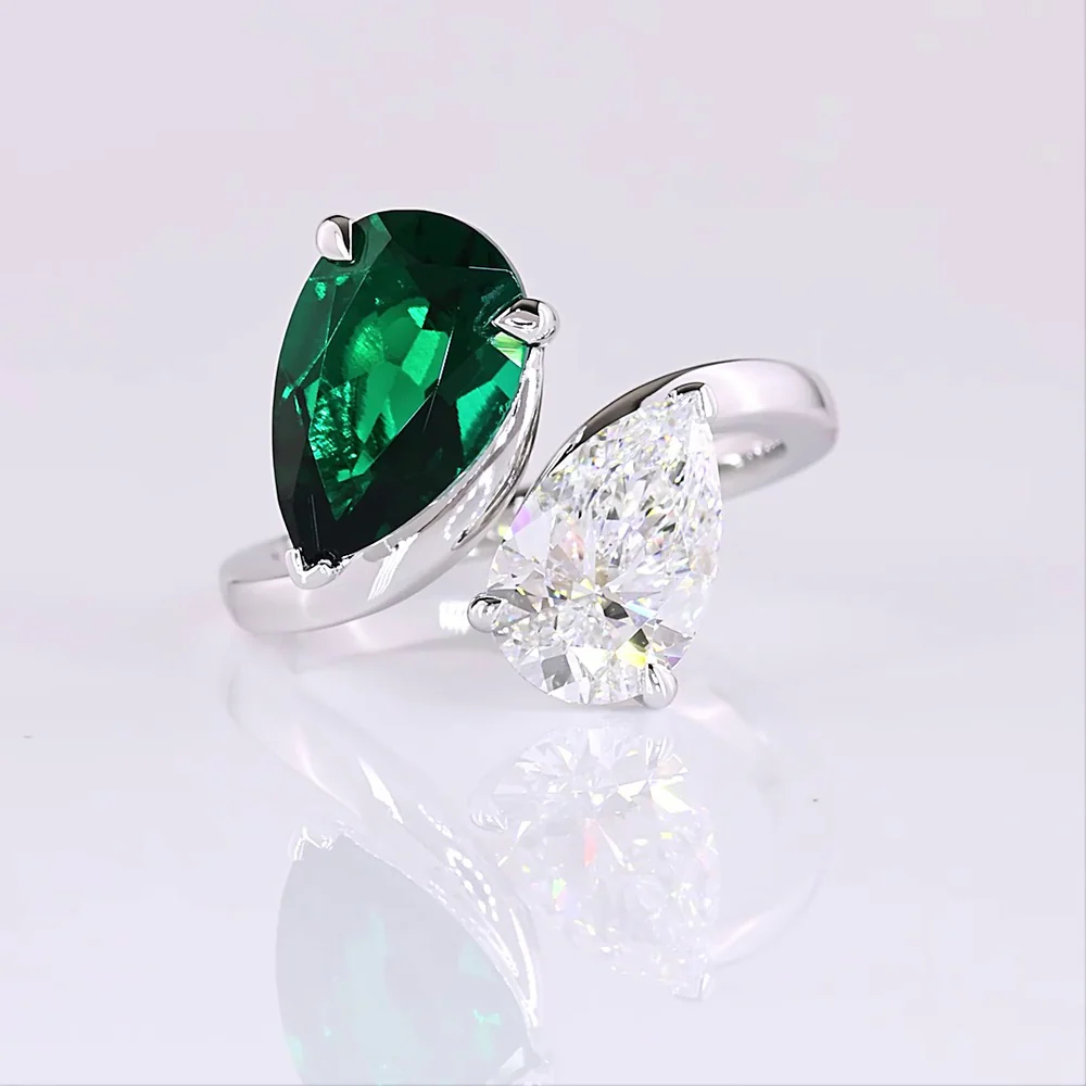 14K White Gold Pear Shaped Toi et Moi Ring with 1.75 Carats Lab-Grown Emerald and Lab-Grown Diamond in E VVS2 Quality - Covaloro Fine Jewelry