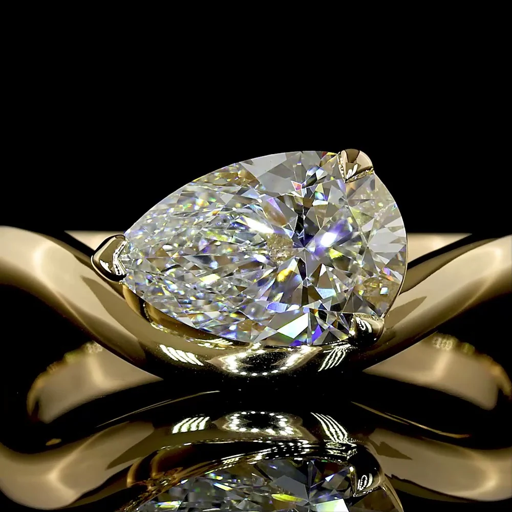 14K Yellow Gold East-West Pear Shape Lab Diamond Solitaire Ring - 1.02 Carat E VVS2 IGI Certified - Covaloro Fine Jewelry - Image 2