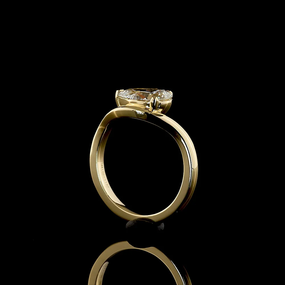 14K Yellow Gold East-West Pear Shape Lab Diamond Solitaire Ring - 1.02 Carat E VVS2 IGI Certified - Covaloro Fine Jewelry - Image 3