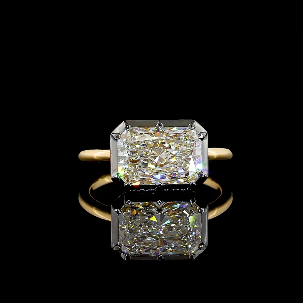 18K Yellow Gold East-West Solitaire Ring with 2.81 Carat Radiant Cut Lab Diamond, E VVS2 Clarity, Black Rhodium Bezel Accent & IGI Certification - Covaloro Fine Jewelry