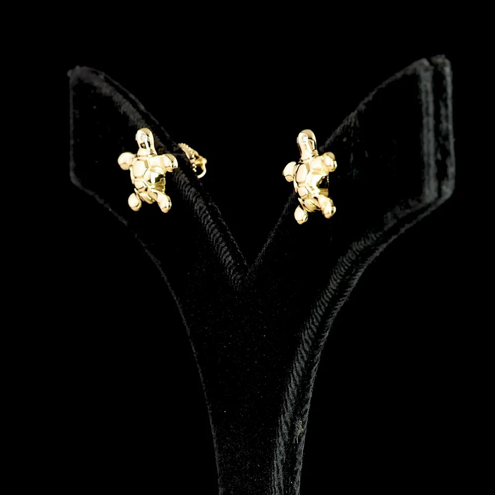 18K Yellow Gold Starfish Stud Earrings with Flush Set Lab-Grown Round Diamonds - 0.03 Carat Total Diamond Weight - Covaloro Fine Jewelry - Image 4