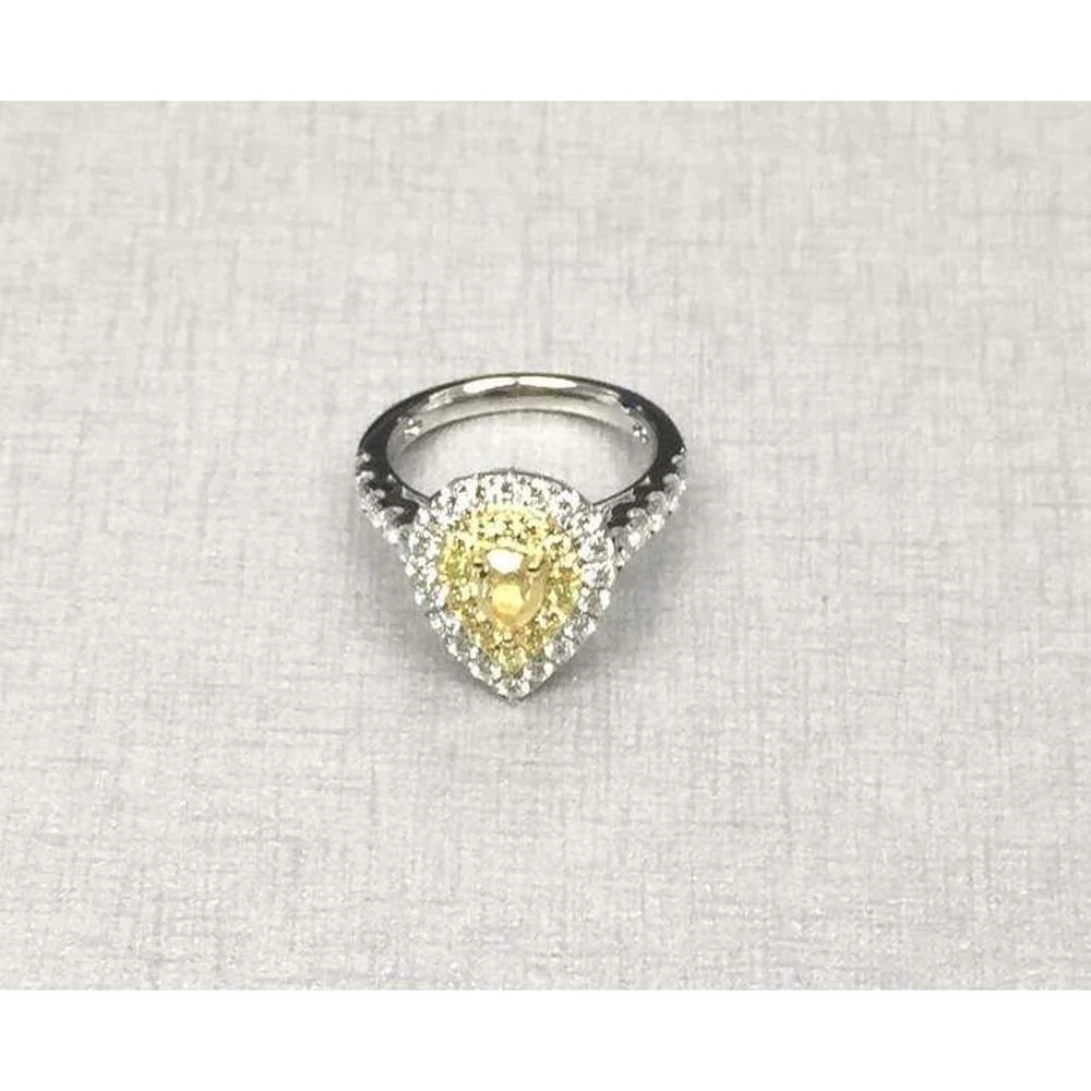 Roman & Jules - 18K White and Yellow Gold Pear Shape Fancy Yellow Diamond Ring with Round Diamond Halo - 1.57 Carat Total Diamond Weight