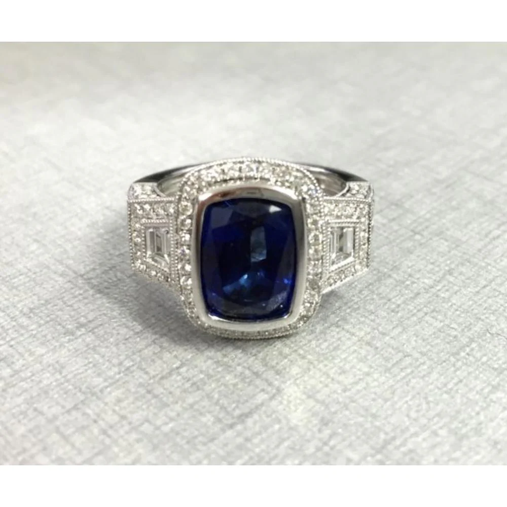 Roman & Jules - 18K White Gold Cushion Sapphire Ring with Round Diamond Halo - 4.44 Carat Sapphire, 1.20 Carat Total Diamond Weight