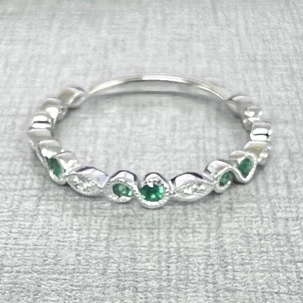 Roman & Jules - 18K White Gold Milgrain Band with Emerald and Diamond Accents - 0.12 Carat Total Gem Weight