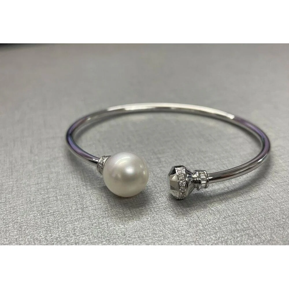 Roman & Jules - 18K White Gold Pearl Bangle with 0.16 Carat Round Diamond