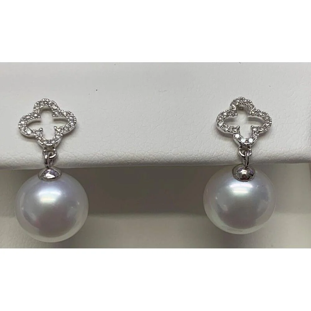 Roman & Jules - 18K White Gold Pearl Earrings with Round Diamond Halo - 9.0mm Pearls, 0.12 Carat Total Diamond Weight