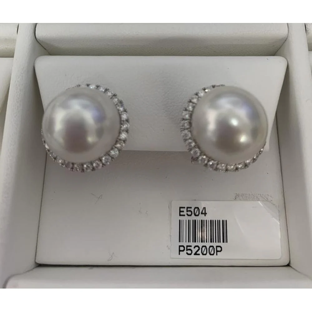 Roman & Jules - 18K White Gold Pearl Earrings with Round Diamonds - 0.87 Carat Total Diamond Weight