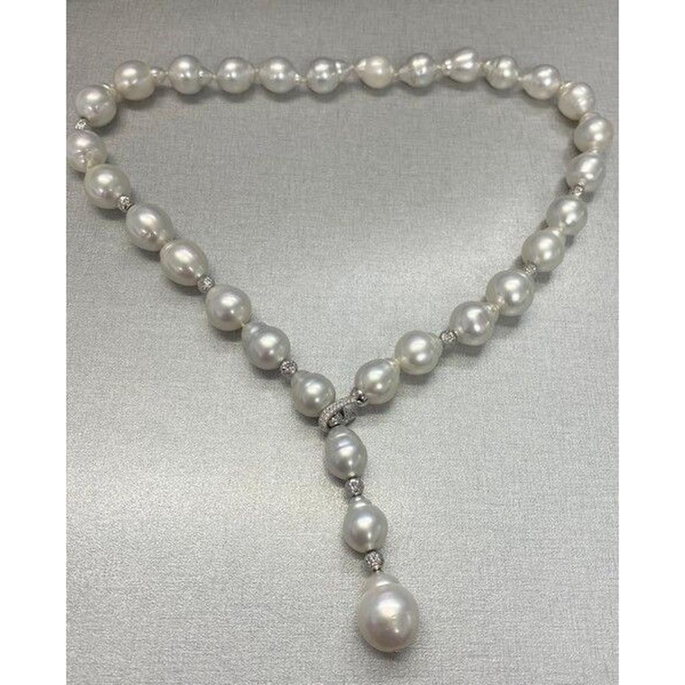 Roman & Jules - 18K White Gold Pearl Necklace with 0.14 Carat Round Diamonds and 13.9-11.0mm Pearls