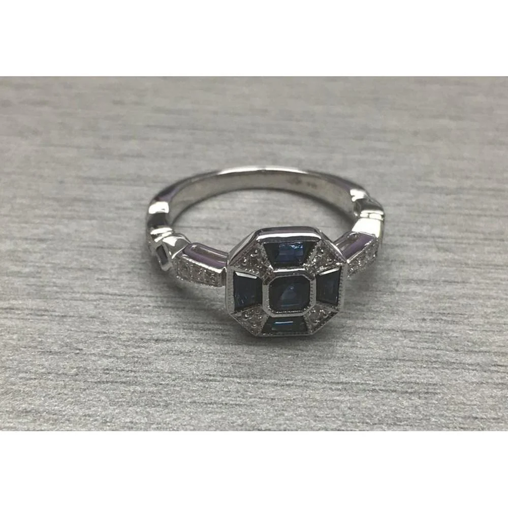 Roman & Jules - 18K White Gold Princess Cut Ruby and Round Diamond Ring - 1.04 Carat Total Ruby Weight