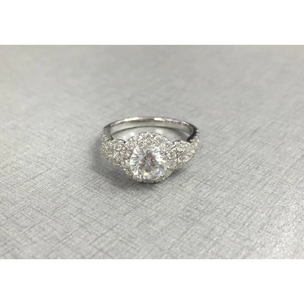 Roman & Jules - 18K White Gold Round Diamond Halo Ring with 0.56 Carat Round Diamond and 0.16 Carat Side Diamonds