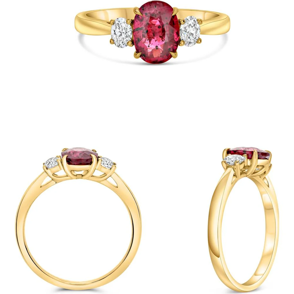 Roman & Jules - 18K Yellow Gold 3-Stone Ring with 1.78 Carat Oval Ruby and Diamonds