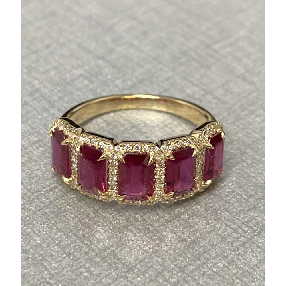 Roman & Jules - 18K Yellow Gold Emerald Cut Ruby Ring with Halo Round Diamonds - 2.72 Carat Total Ruby Weight