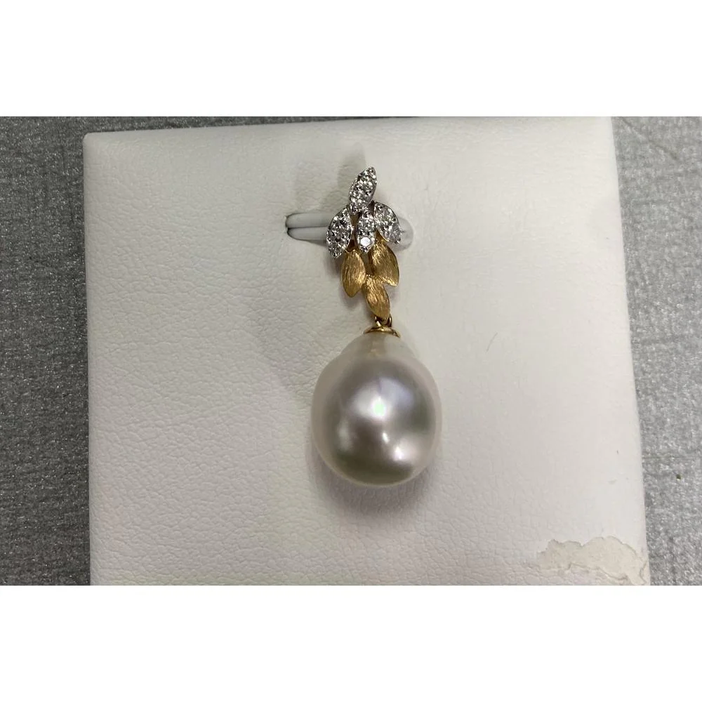 Roman & Jules - 18K Yellow Gold Floral Pearl Pendant with 0.17 Carat Round Diamonds - 11+mm Pearl