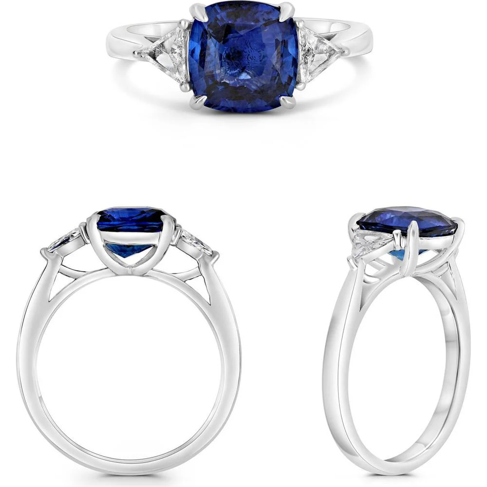 Roman & Jules - Platinum Three-Stone Cushion Sapphire Ring with Trapezoid Diamonds - 3.18 Carat Sapphire