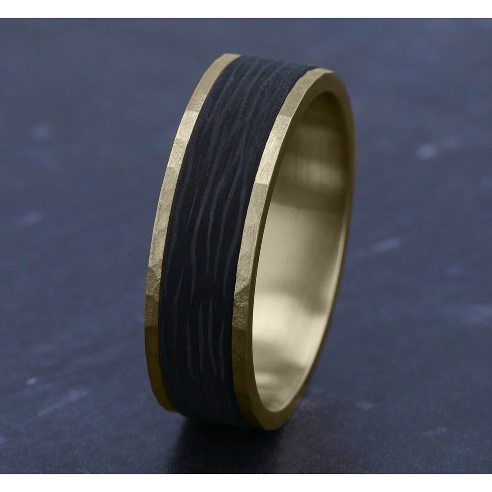 The Sable Men's Wedding Band in 14K Yellow Gold and Forged Carbon Fiber - 7mm Width by Ammara Stone - Image 4